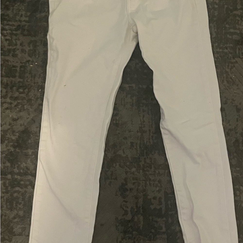 White skinny Levi’s jeans